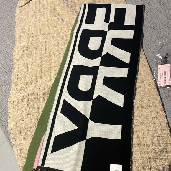 New unused Burberry Scarf - Picture 2 of 5